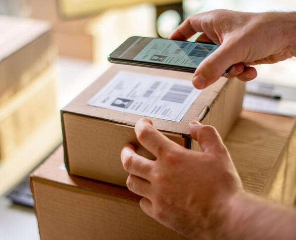 Jak działa obsługa zwrotów z transmisji sprzedażowych w mediach społecznościowych