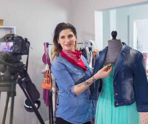 Dla kogo przeznaczona obsługa zwrotów RetJet przy sprzedaży LIVE w Facebook i TikTok Dla kogo przeznaczona obsługa zwrotów RetJet przy sprzedaży w mediach społecznościowych